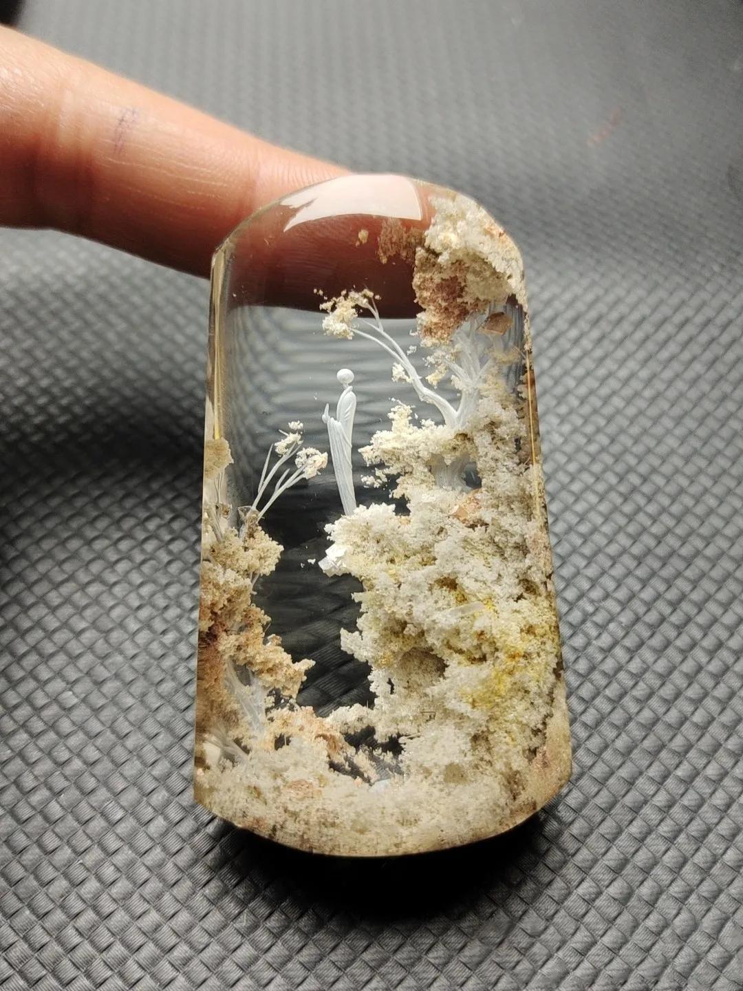 图为天然共生白幽灵黄幽灵水晶白幽灵水晶还可以用来装饰自身,白幽灵