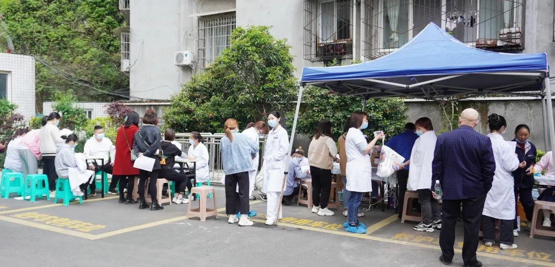 「白衣传情，为爱之名」犍中医无偿献血28100ml