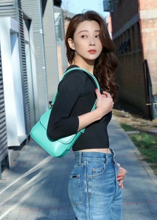 殷桃罕见换新发型，烫大波浪变港风美人，回眸一看太撩人