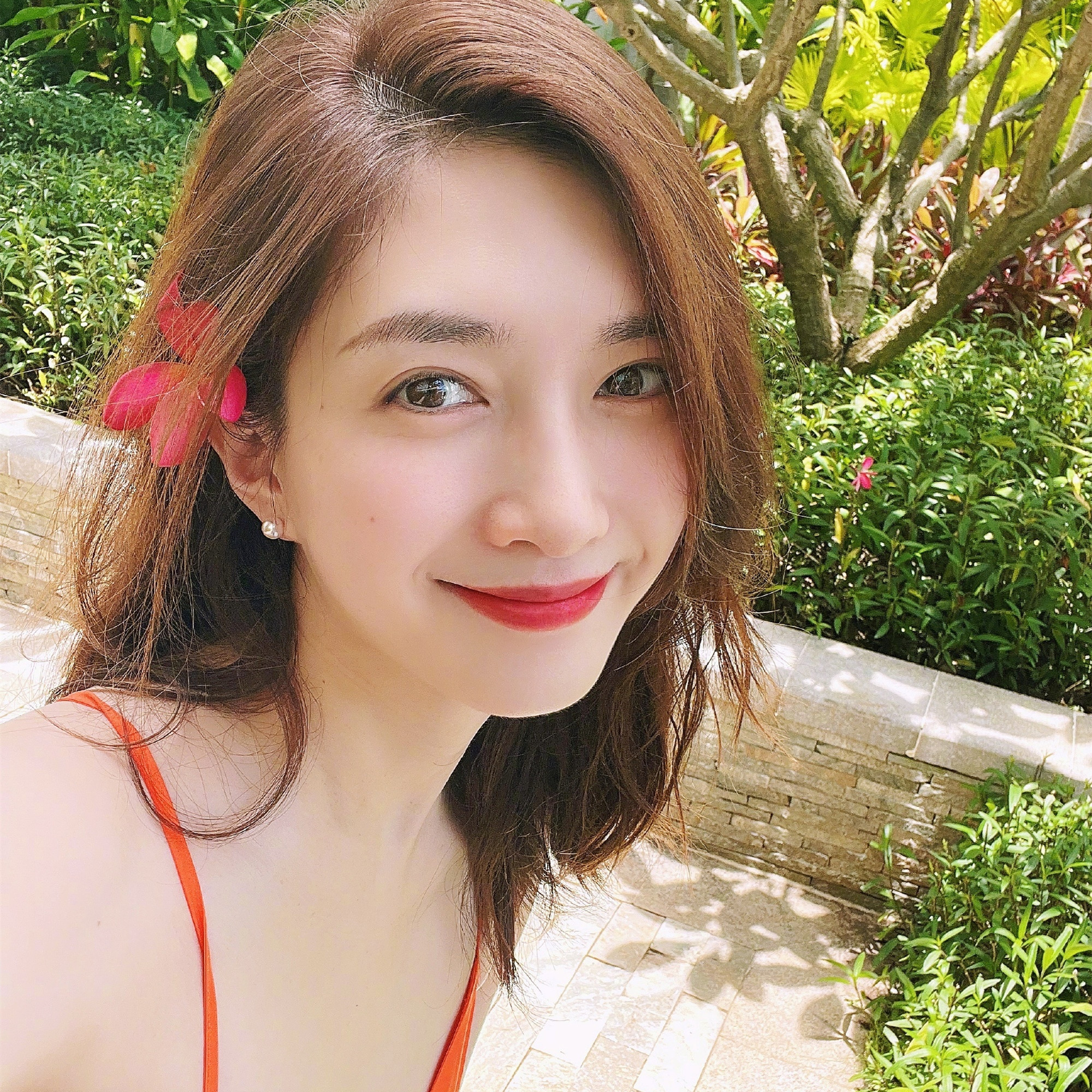 江疏影身材凹凸有致，气质优雅动人优雅温婉中又透露着一丝妩媚。 ​​​