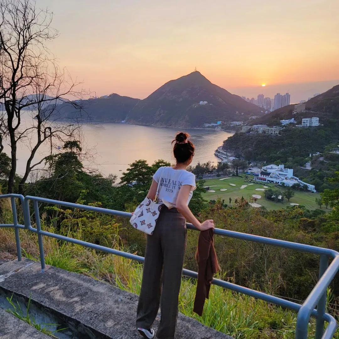 陈豪夫妇约会过二人世界超甜，陈茵媺打扮减龄显嫩少女感十足