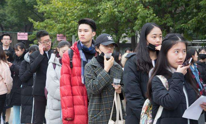 浙江传媒学院艺考现场走红，男生比女生还抢眼，网友直呼大饱眼福