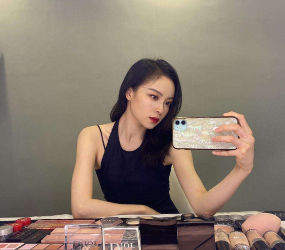 北大美女学霸走红，毕业后选择进娱乐圈，却因艺术生身份引质疑