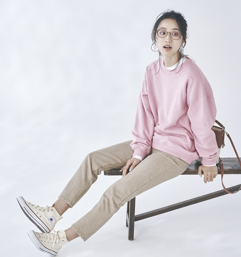 穿懂“卫衣”气质翻倍，配上这3种单品，既有女人味又可演绎帅气