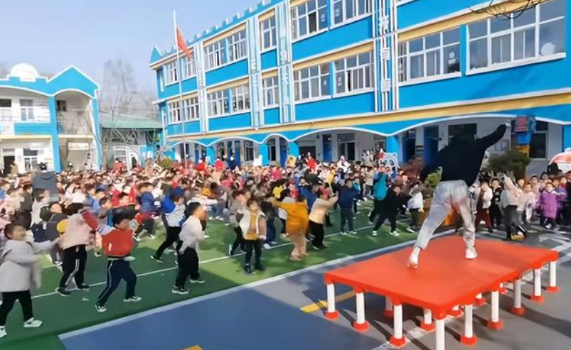河南一“男幼师”火了，长相阳光帅气跳舞活力四射，深受家长喜爱