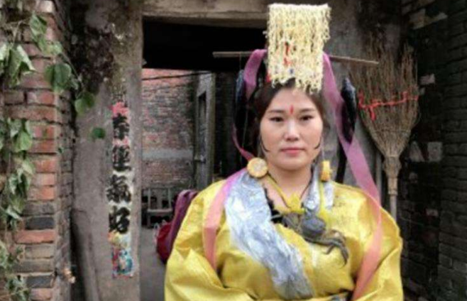 一代女皇代理价格图（河南一女子模仿武则天）