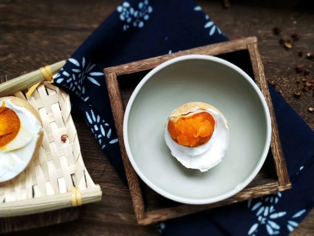 三步咸鸭蛋！沙子里出油还不咸，半个月就可以吃了。