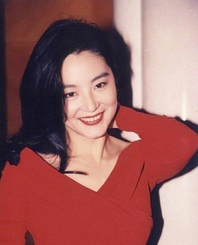 赵雅芝、高圆圆、贾静雯、余男、林青霞，同是红裙，韵味各不相同