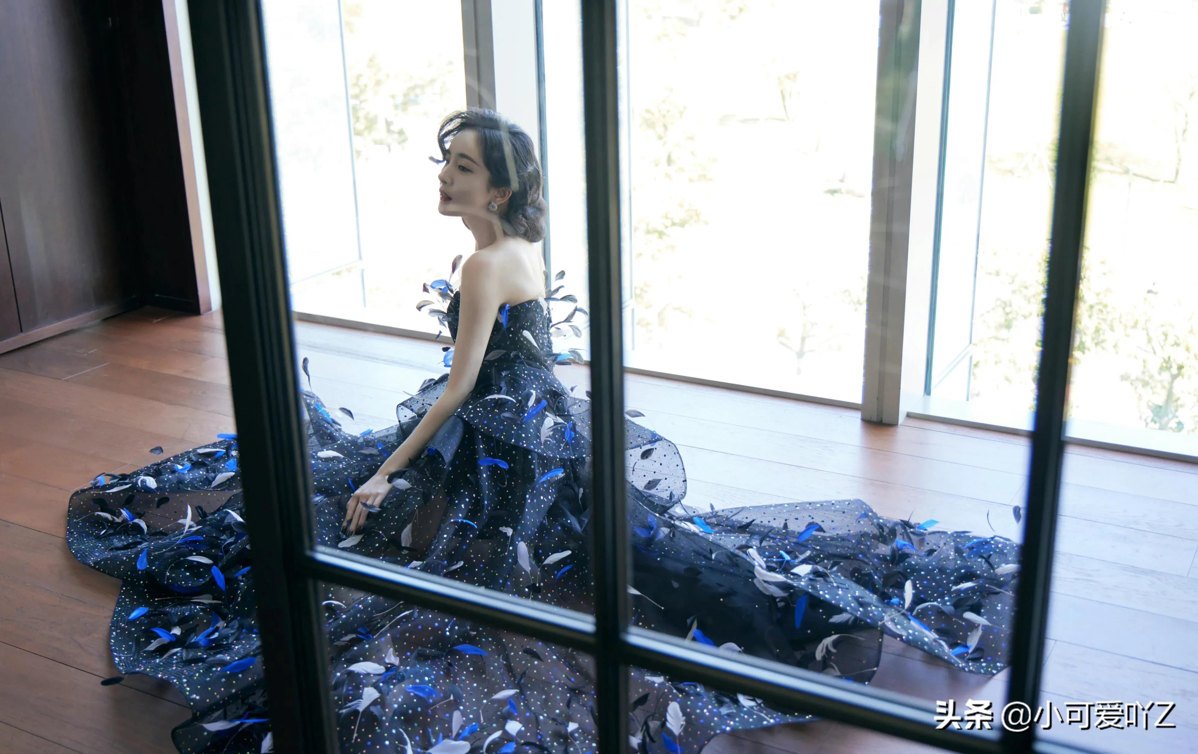 杨幂，复古礼服，波浪卷发，尽显优雅成熟