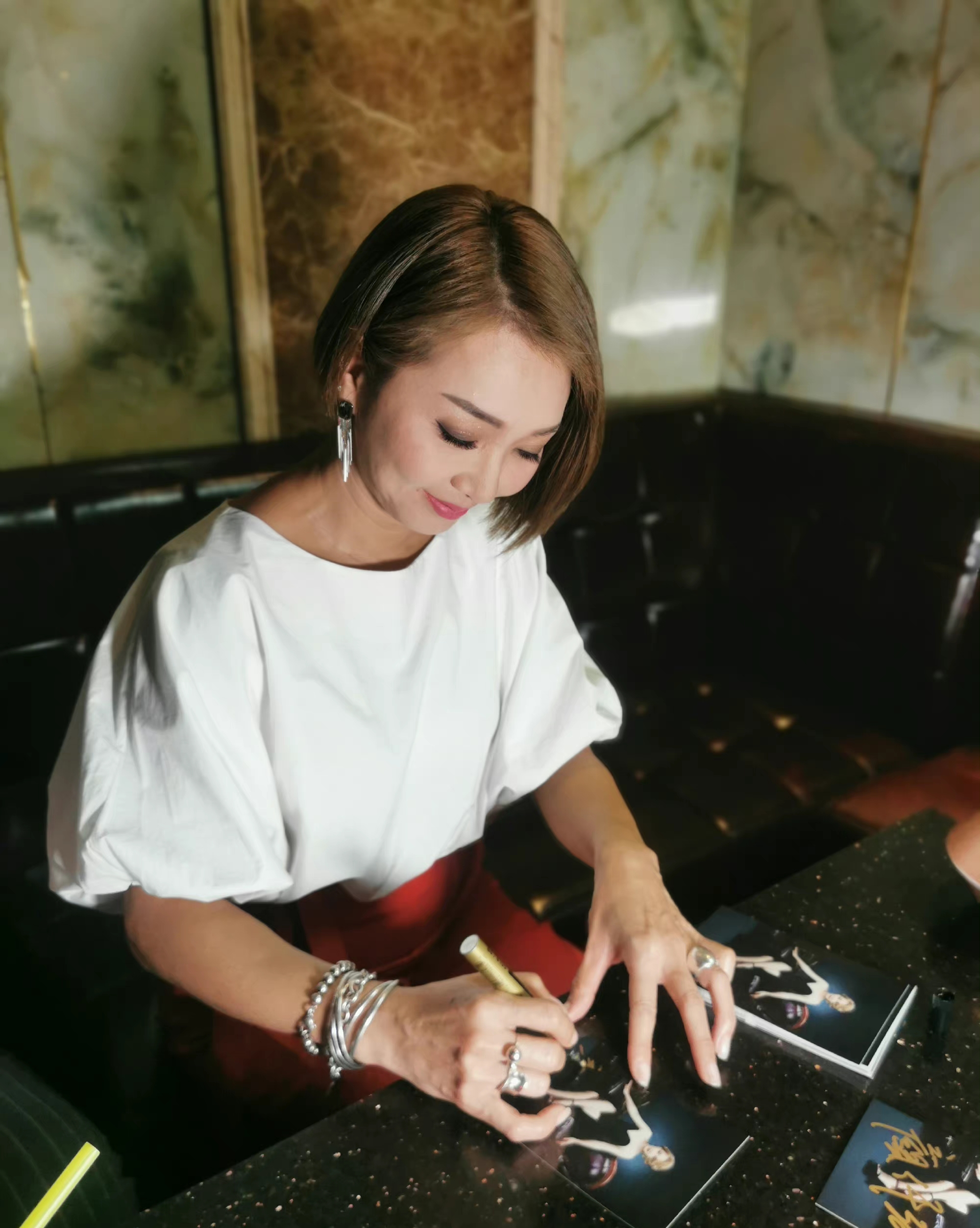 港星颜仟汶近况曝光，演村姑身材发福明显，已定居内地51岁仍单身