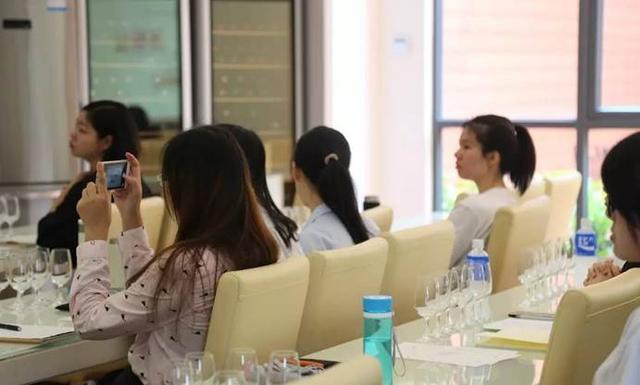 考生注意了，这10大专业毕业后“薪资”低，其中有临床医学专业