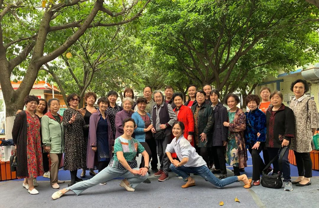天府新区华阳实验小学举行“爱成都 迎大运”退休职工趣味运动会