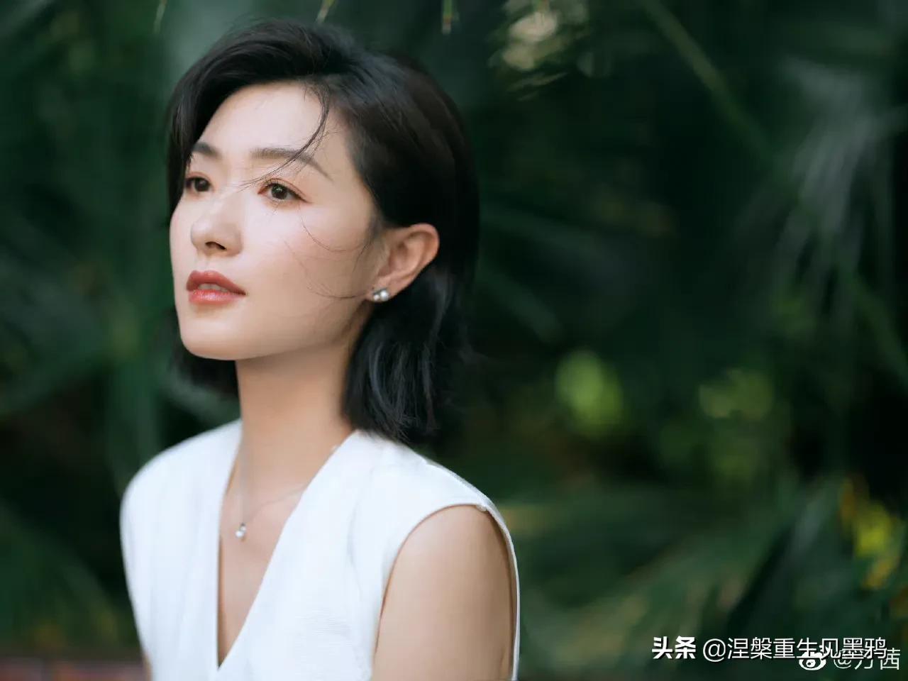 万茜晒随拍，白色连衣裙彰显出优雅亲和，知性大方