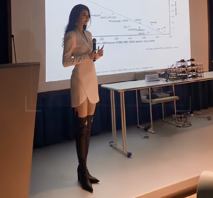 上海某高校女老师高颜值走红，美得不可方物，评论区却一股酸味