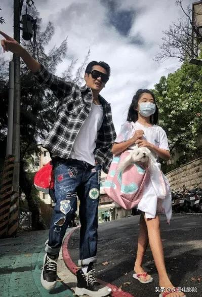 黄多多16岁戴金链涂眼影,爸爸萌娃早熟!曹格女儿11岁露肩画眼线