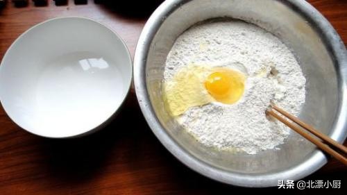 发面时，必须掌握的“8大技巧”，个个松软可口，不回缩不塌陷