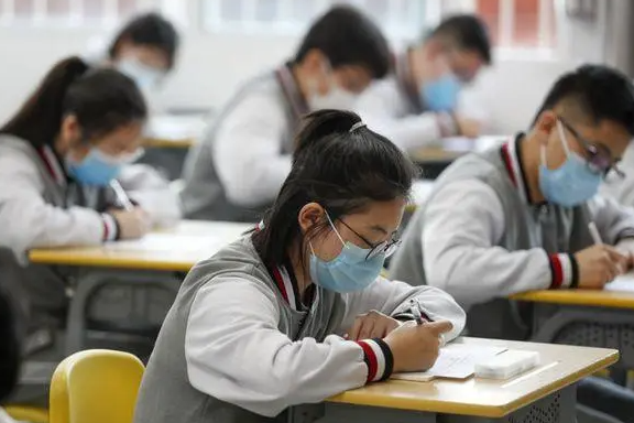 男网红未经允许在教室“热舞”，自称帮学校宣传，校园管理遭质疑