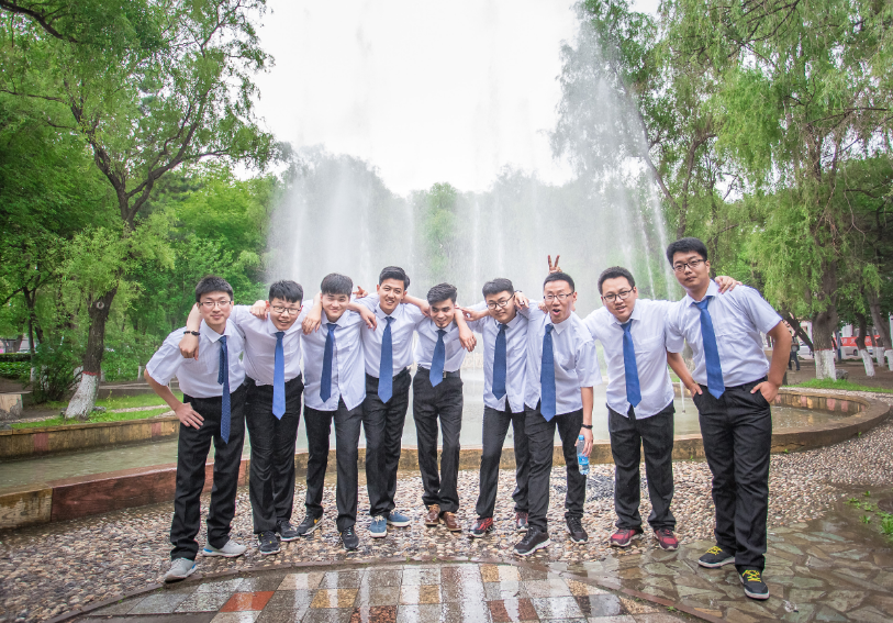 各高校“毕业照”火了，男生比女生看上去更惊艳，最后一个绝了