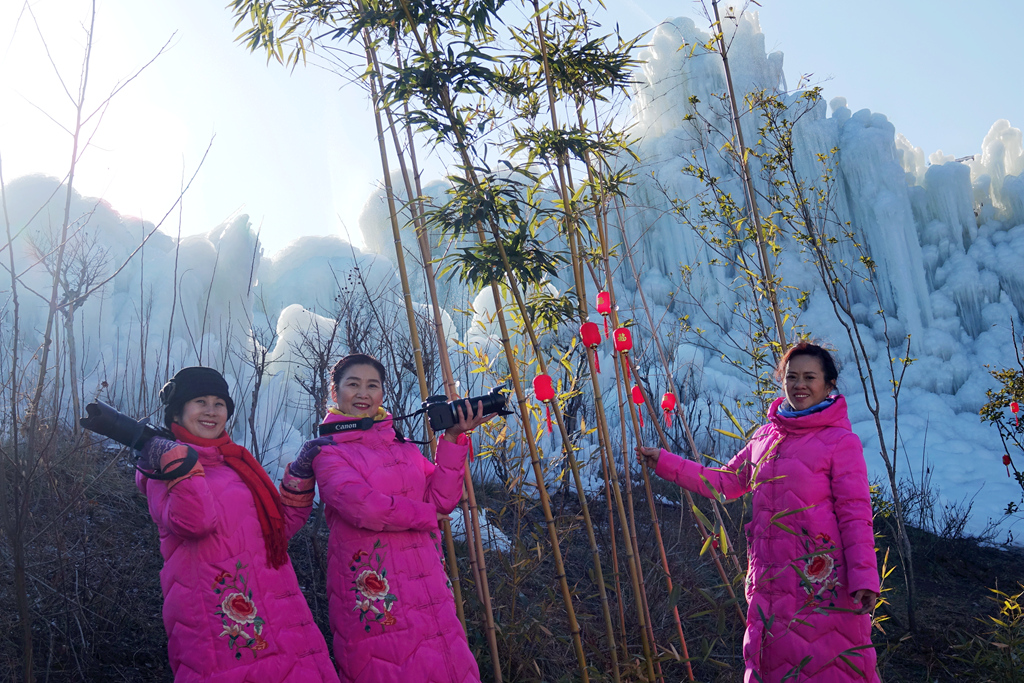 七彩峡谷冰雪节