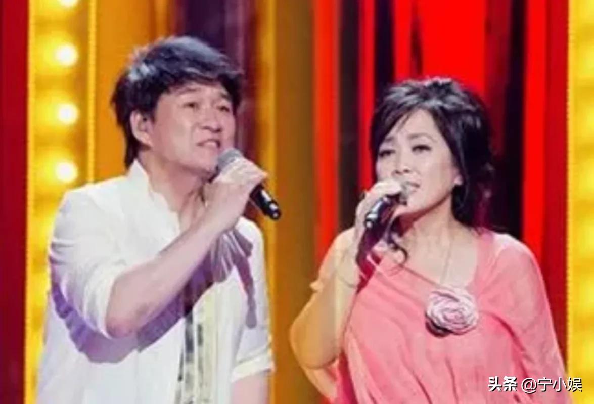 蓝羽大秀琴艺，卢靖姗唱歌受阻，胡兵自曝冷知识：这场晚会太精彩
