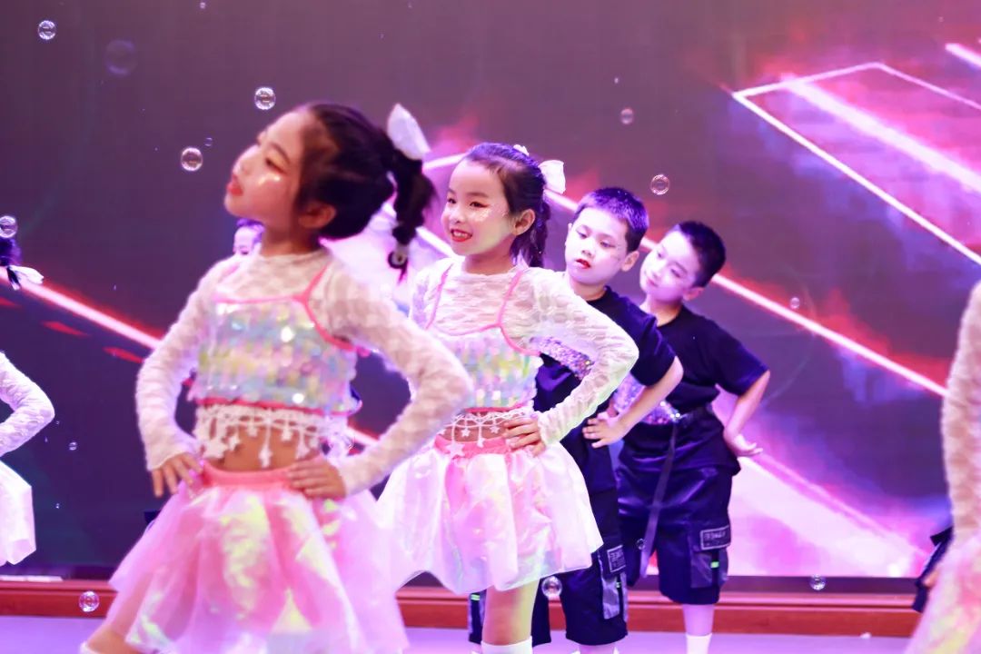 天府新区华阳实验小学举行“童星耀五月·艺术绽花开”群舞比赛