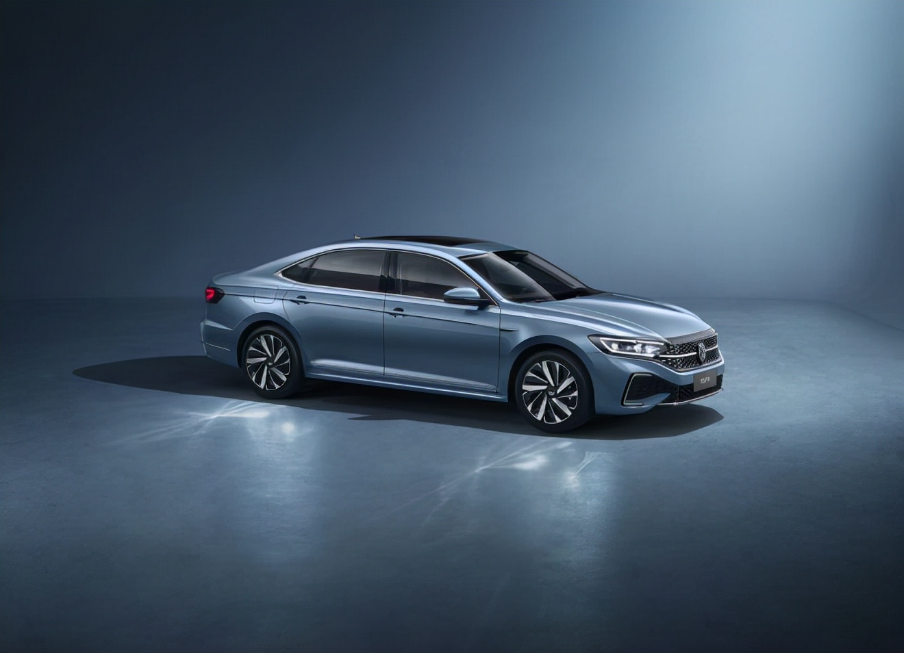 汽势纵横:20余年与时代同频共振 新帕萨特的新姿态新状态