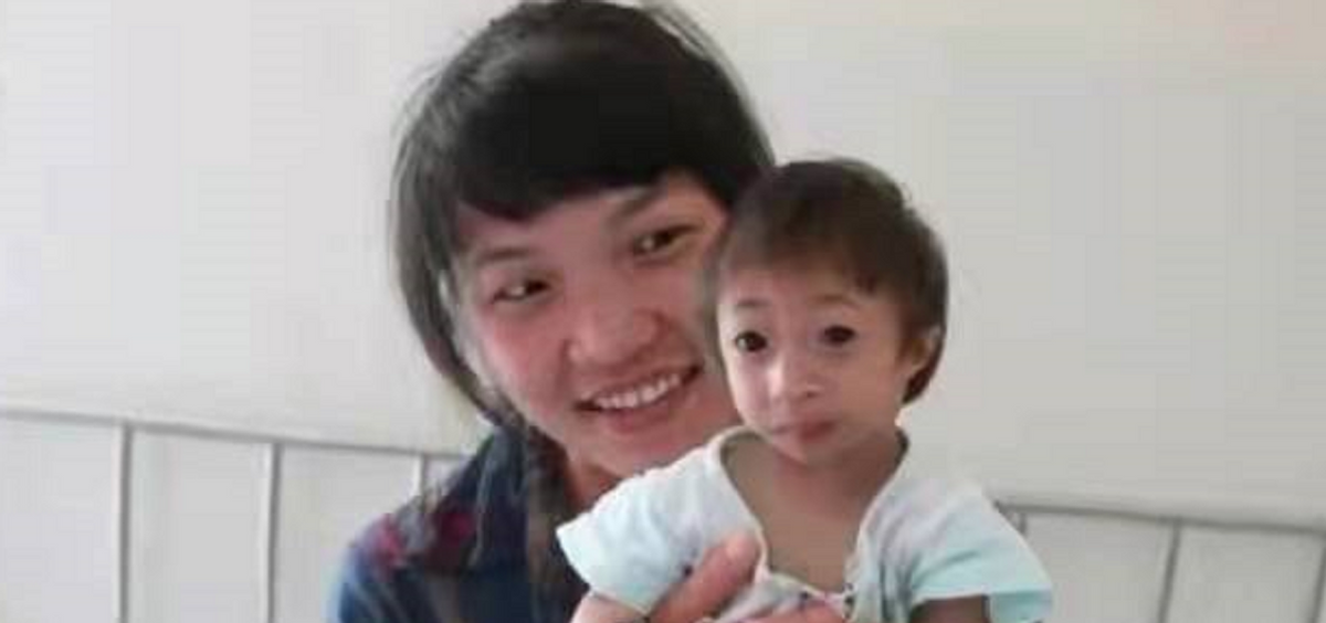 2009年，湖南女子生下重2斤“小猴子”，坐出租车被拒载：坐不下