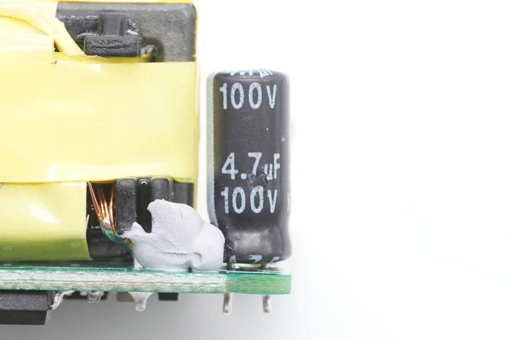 拆一款苹果官方合作品牌30W PD快充充电器，顶配iPhone 13全速充电