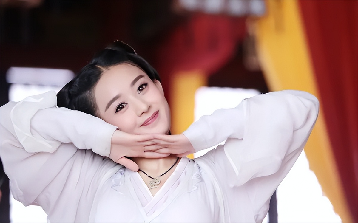 吃空气、假开车、骑假马、戴假肩胛骨，内娱明星拍戏有啥是真的？