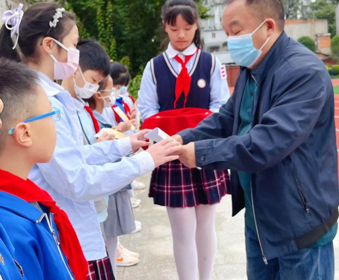 成都高新区中和小学举行以“有爱无碍 共享美好”为主题的升旗仪式