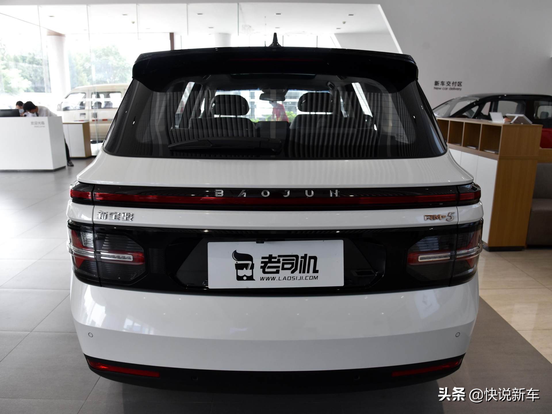 空间较大，内饰科技，五辐轮圈，双色车身，实拍宝骏RM-5