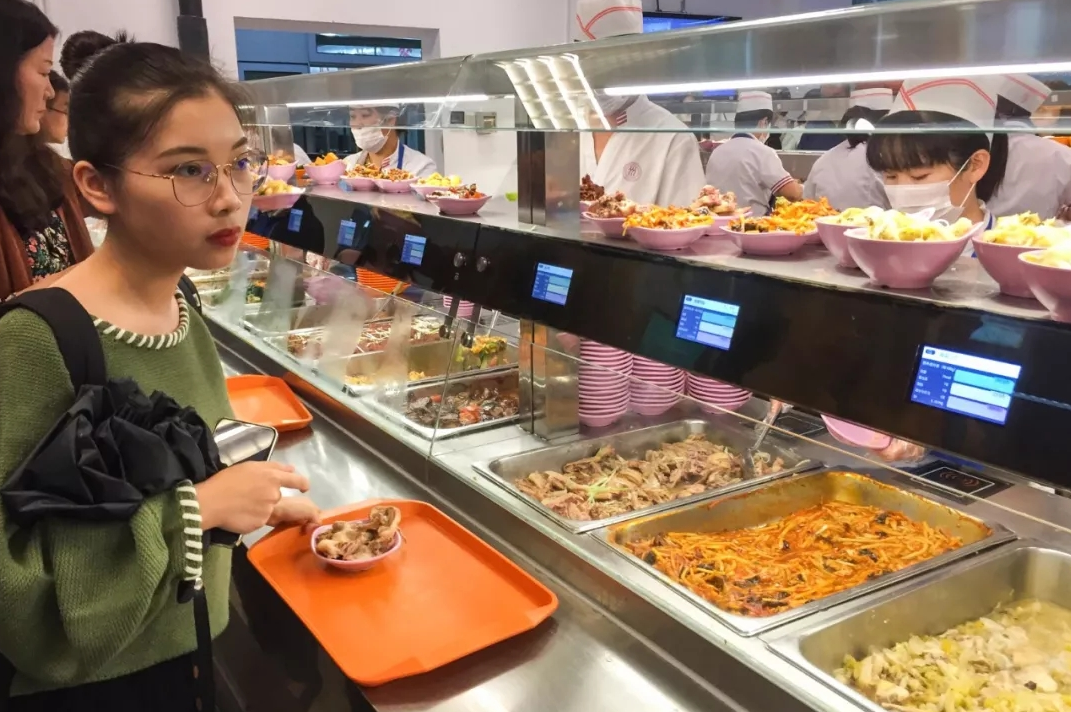 大学“阴间食堂”走红，用餐环境“接地府”，胆小的学生不敢进