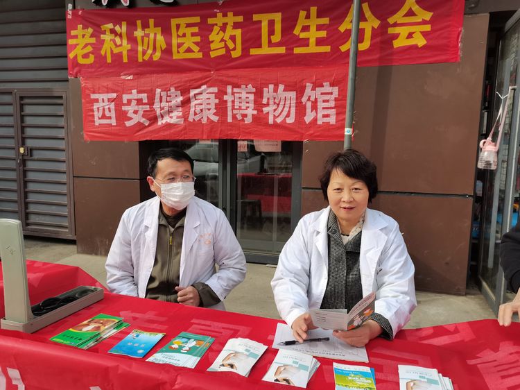 陕西省铁道兵与医疗专家共同开展学雷锋义诊活动 作者：王抗林