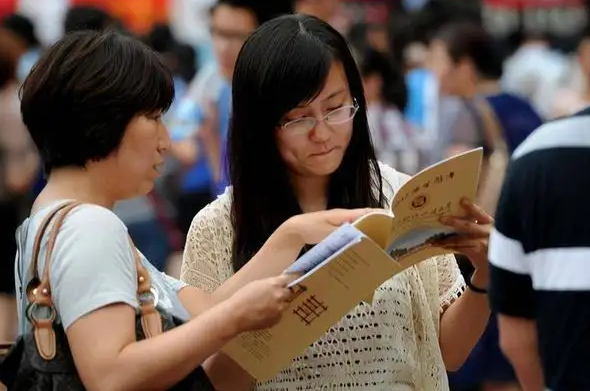 儿子立志要考清华北大，妈妈却在一旁无情嘲讽：你能考上猪都上树