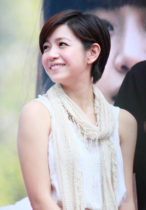 被陈妍希的“短发”造型美到了，减龄又少女，很有初恋感