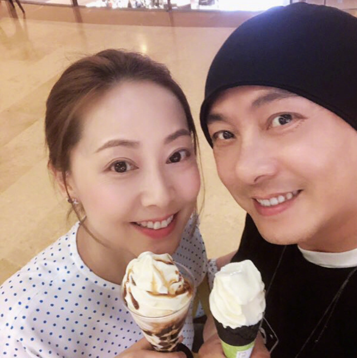 56岁张卫健携爱妻吃路边摊！二人纯素颜打扮低调，桌上仅几碟小菜