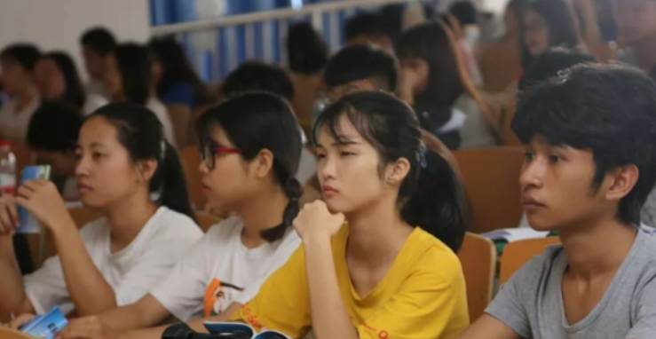 武汉一大二女生上网课，因名字太前卫而“社死”，从此不敢再逃课