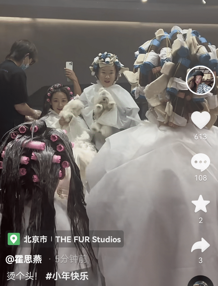 霍思燕晒与杜江滑雪照甜蜜约会，将宠物狗揣在大衣里，却未见嗯哼