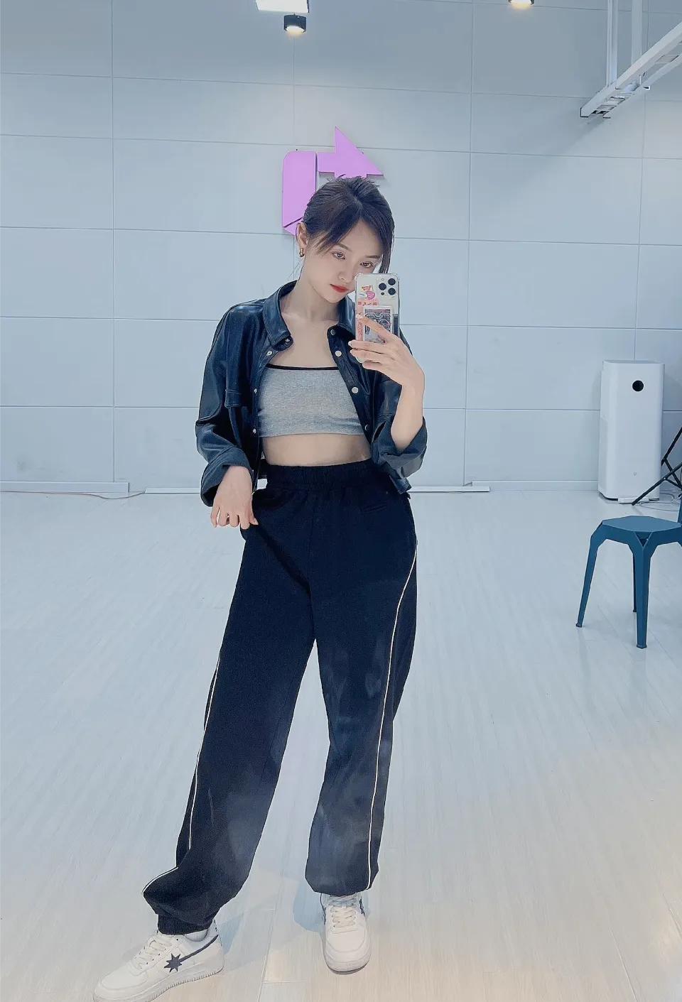 7月第一天，吴宣仪美照来袭，以此告别六月