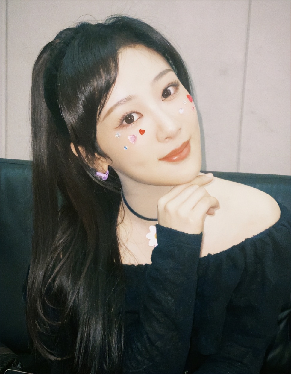 杨紫可爱露肩装