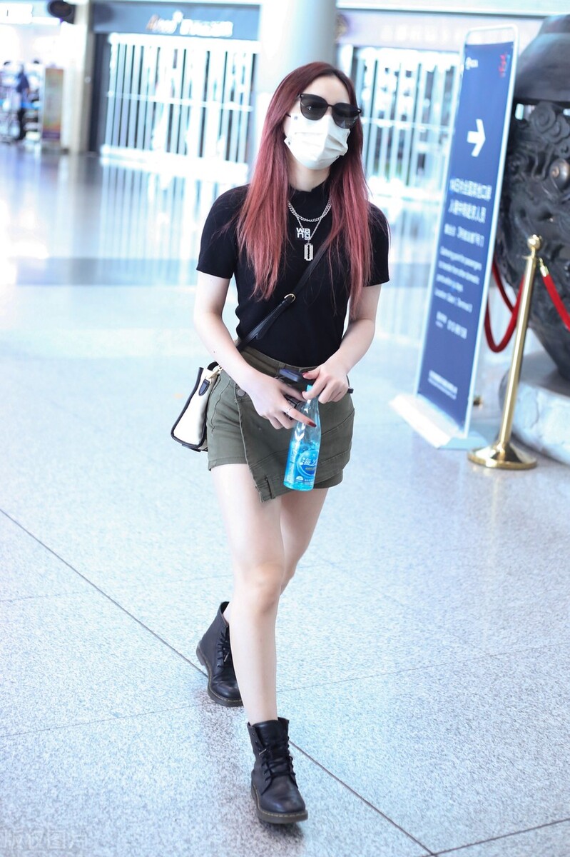 苏芮琪黑色短T搭短裙现身机场长发飘逸动人靓丽