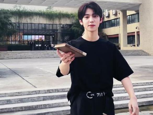 武大校草现身华科大招生视频，评论区笑不活了，高校CP已锁死