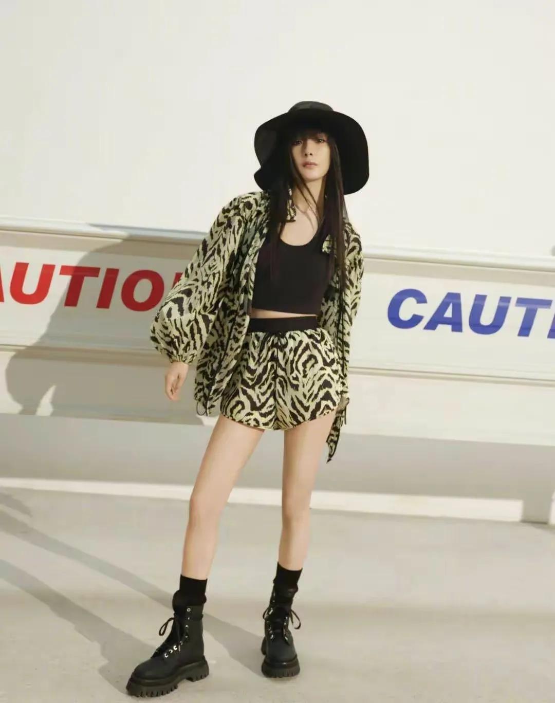 三大顶流的豹纹battle，迪丽热巴休闲惬意，赵丽颖杨幂一言难尽