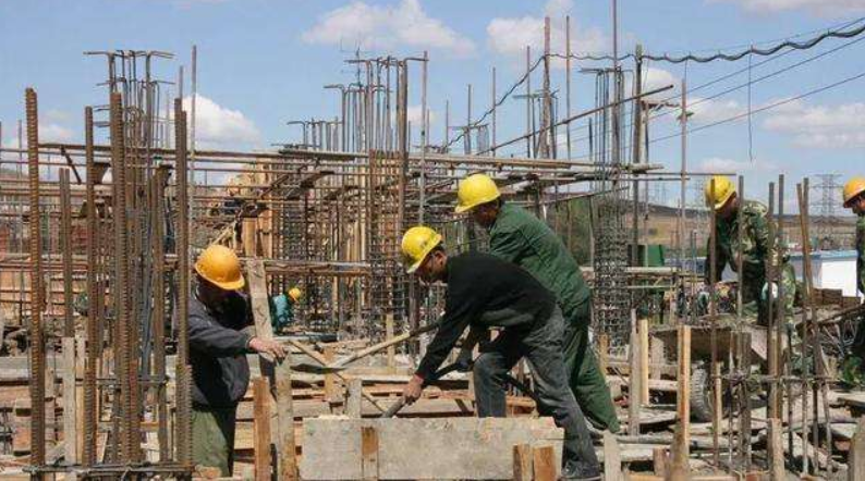 24岁外国女大学生倒追45岁农民工，今已成婚生子，计划在成都买房