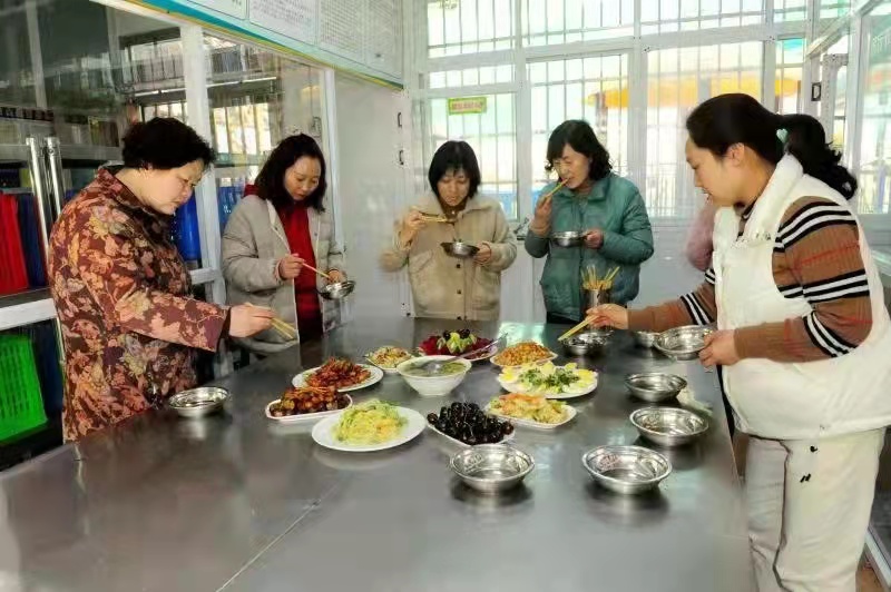 磨炼厨艺 助力成长——淅川县实验幼儿园餐厨人员厨艺大比拼活动