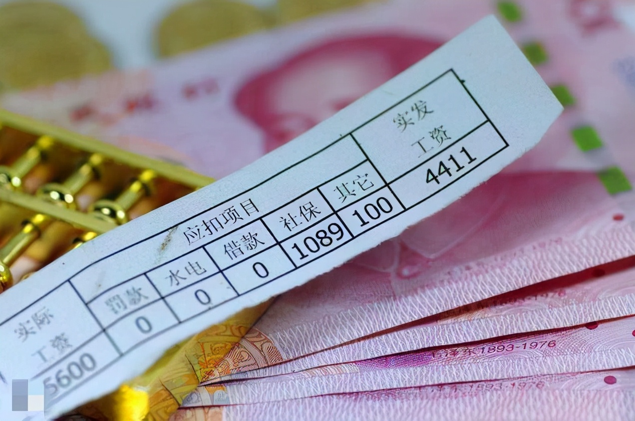 校长拿绩效工资的150%，副校长拿140%，老师的绩效工资咋分配？