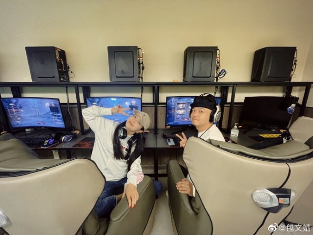 包文婧晒照庆情人节，与包贝尔网吧打游戏过二人世界，甜蜜又有趣