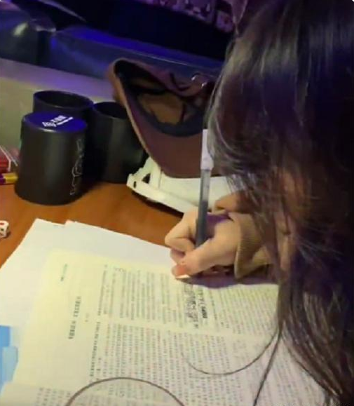 女生在“夜店”做高考题，引评论区群嘲：你是以大专为目标吗？