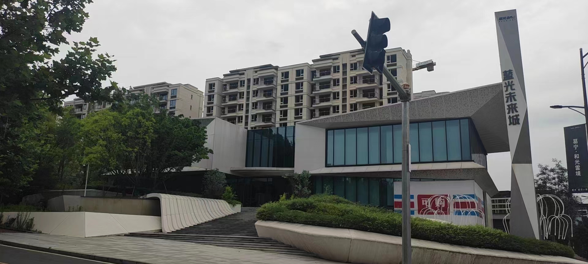 重庆一女子买婚房遇烂尾被迫推迟婚期，与小区业主发声明拟断供，律师提醒：起诉开发商解除买卖合同可免责