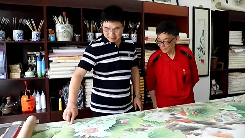 南浔业“鱼”画家创作百鱼图 展现水乡文化